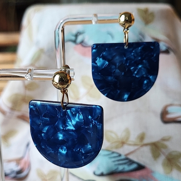 Marbled Dark Blue Earrings and Faux Lapis Wood Bead Memory Wire Bracelet Set - Picture 3 of 7